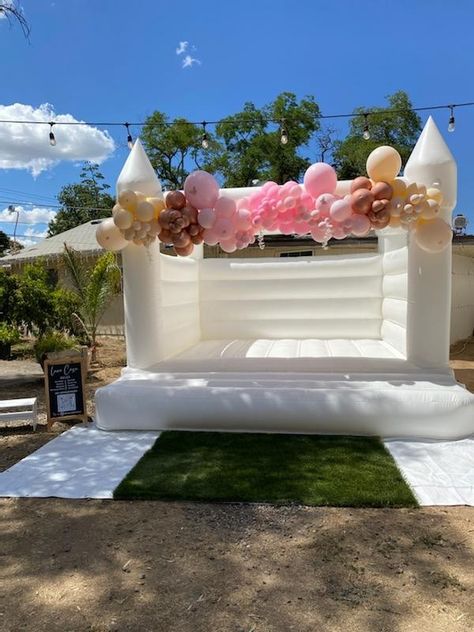 Nude Balloon Arch, Balloon Arch White, Pink Bounce House, Modern Bounce House, Bounce Houses, Bouncy House, Balloon Arches, Rose Gold Balloons, Birthday Inspo