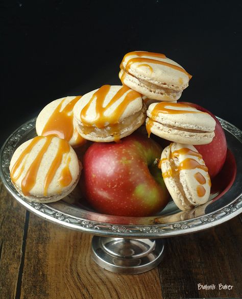 Salted Caramel Spiced Apple Macarons Apple Macarons, Caramel Apple Recipes, Fall Sandwiches, Caramel Apples Recipe, Homemade Applesauce, Macaron Recipe, Caramel Recipes, Spiced Apples, Caramel Apple