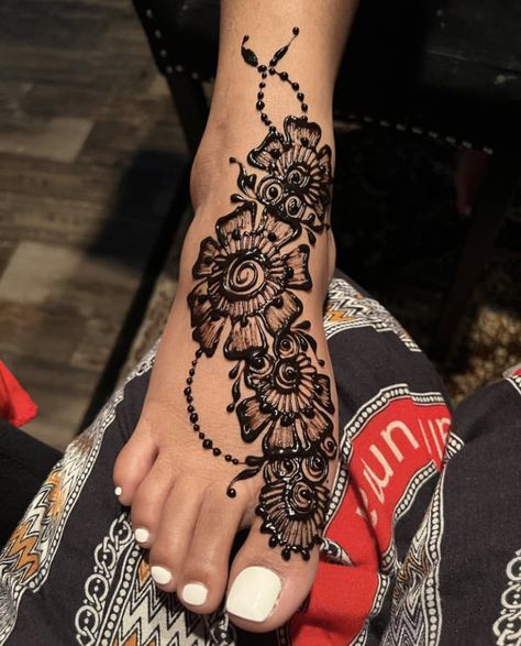 Henna Tattoo Foot, Cute Henna Designs, Cute Henna Tattoos, Henna Style Tattoos, Jagua Henna, Red Henna, Henna Nails, Henna Inspired Tattoos, Foot Henna