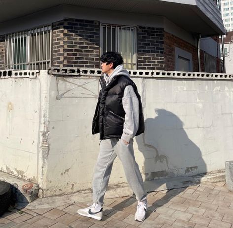 Streetwear Fashion Fall, Puffy Vest Outfit, Winter Sports Outfit, Outfit Sweatpants, Men Styl, Grunge Shoes, Japanese Korean Fashion, Save Outfits, Streetwear Inspiration