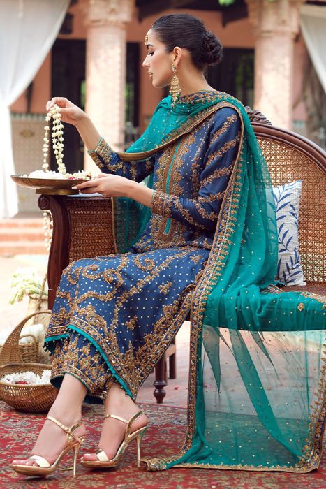 Rangrez Pakistani Shadi Dresses, New Party Wear Indian Dress, Churidar Styles, Green Pakistani Dress, Bandhani Lehenga, Dabka Work, Raw Silk Dress, Pakistani Party Wear Dresses, Mehndi Dresses