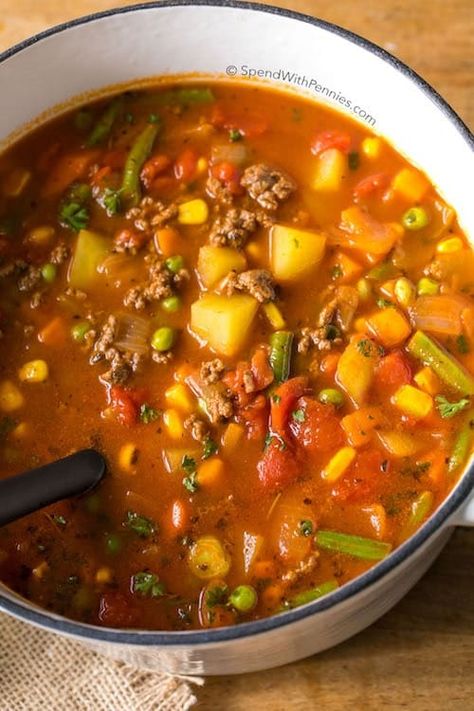 Hamburger Soup is a quick and easy meal loaded with vegetables, lean beef, diced tomatoes and potatoes. It's great made ahead of time and freezes perfectly. Easy Hamburger Soup, Easy Hamburger, Hamburger Soup, Diner Recept, Lean Beef, Diced Tomatoes, Think Food, Soup And Sandwich, Delicious Soup