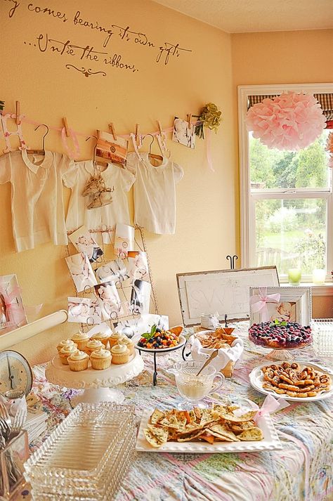 Elegant Baby Girl Shower Ideas, Vintage Baby Shower Decorations, Tea Party Baby Shower Ideas, Vintage Baby Shower Theme, Baby Shower Backdrop Ideas, Baby Shower Table Cloths, Baby Shower Decoration Ideas, Shower Vintage, Baby Shower Table Decorations