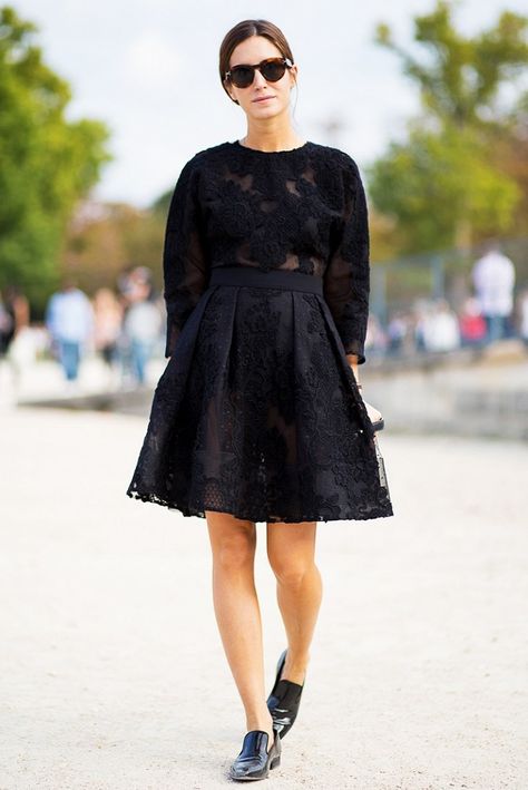 Lace see-through frock dressed down with patent leather loafers Nye Outfit Ideas, All Black Outfits For Women, Feminine Tomboy, Gala Gonzalez, Casual Work Outfits Women, Work Outfits Women Summer, Mode Tips, All Black Dresses, Mode Instagram