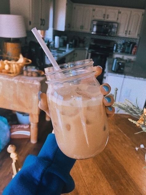 Bebidas Do Starbucks, Coffee Obsession, Coffee Pictures, Think Food, Deilig Mat, Aesthetic Coffee, Food Goals, But First Coffee, Starbucks Drinks