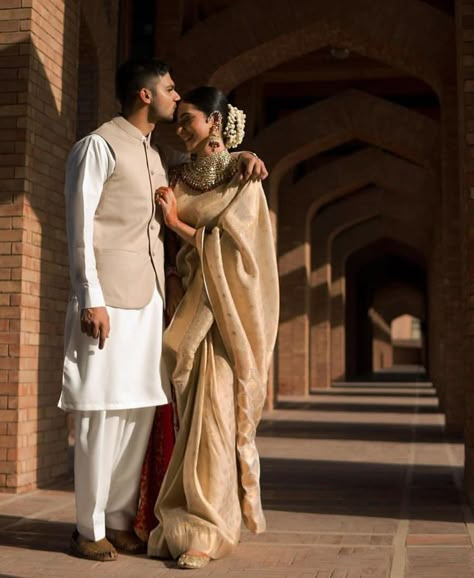 Pre Wedding Photoshoot Props, Indian Wedding Poses, Pre Wedding Photoshoot Outfit, Engagement Photography Poses, Wedding Photoshoot Props, Bridal Photography Poses, Pre Wedding Photoshoot Outdoor, Wedding Photoshoot Poses, Indian Wedding Photography Poses