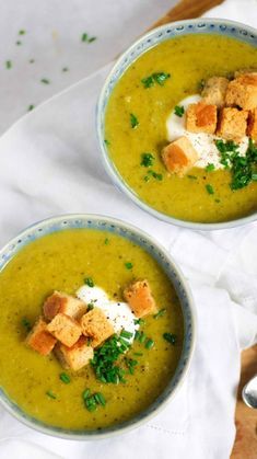 Courgette Soup Recipe with Parmesan - Quick & Healthy - This simple and tasty Courgette Soup recipe makes an easy lunch in minutes. Even children love it! It's gluten free, easily made dairy free and vegetarian, vegan, easy to freeze and Slimming World friendly. #tamingtwins #soup #courgettes #zucchini #courgetterecipe #zucchinirecipe #vegan #vegetarian #slimmingworld #slimmingworldfriendly Whiskey Bread, Courgette Soup Recipe, Thick Soups, Courgette Soup, Cooked Cucumber, Slow Cooker Chicken Curry, Bunny Food, Savory Tarts, Red Currants