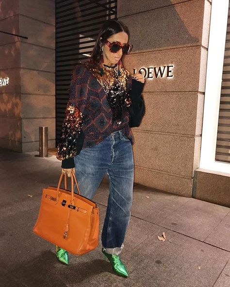 Laura Eguizabal Style, Mixing Patterns Fashion, Laura Eguizabal, Ripped Jeans Style, Fall Attire, Street Style Edgy, Cute Comfy Outfits, Autumn Fashion Casual, Cool Street Fashion