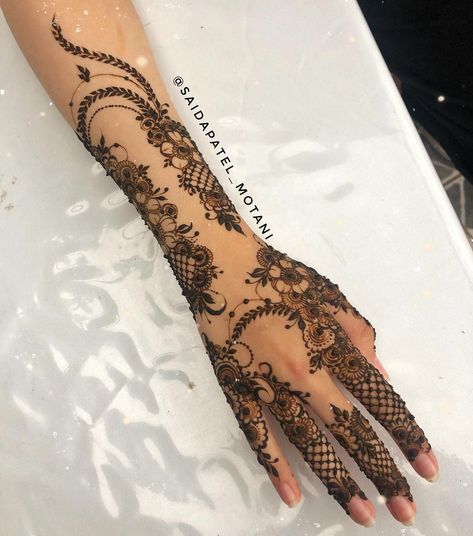 Groom Sister Mehndi Design, Grooms Sister, Mendi Design, Black Bridal Makeup, Mehndi Bridal, Sister Of The Groom, Simple Henna Tattoo, Natural Henna, Bride Sister