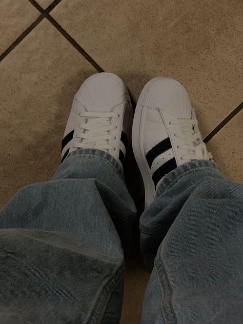 adidas superstar, white adidas sneaker, low sneaker, shoe inspo, sneaker inspo, baggy pants, blue baggy pants, blue jeans, fit inspo White Adidas Superstar Outfit, White Superstars Outfit, Adidas Superstar Aesthetic, White Adidas Outfit, Blue Baggy Pants, White Superstars, Adidas Superstar Outfit, Superstar Outfit, Superstar Adidas