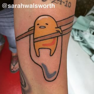 A Gudetama tattoo would be perfect for anyone who hates the world. | 25 Irresistibly Cute Sanrio Tattoos Sanrio Tattoos, Sarah Tattoo, Alex Strangler, Tatuaje Studio Ghibli, Japanese Tattoos For Men, Adventure Time Tattoo, Funky Tattoos, Cute Sanrio, Kawaii Tattoo