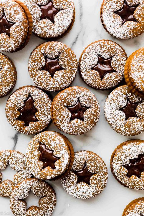 Chocolate gingerbread sandwich cookies combine gingerbread cookies and rich chocolate ganache. These linzer-shaped Christmas cookies are extra festive! Gingerbread Sandwich Cookies, Chocolate Marshmallow Cookies, Gingerbread Cookie Dough, Chocolate Gingerbread, How To Make Gingerbread, Delish Desserts, Cookie Sandwiches, Marshmallow Cookies, Toffee Cookies