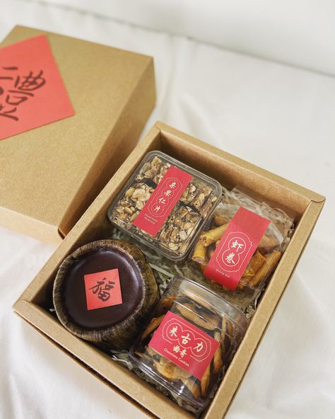 CNY Collections 2021 好事发生 Something New, Something Good. RM160 * Kuih kapit * Mixed seeds florentine * Peanut cookie * Chicken floss * Chocolate almond chip * Ding Ding candy * Shrimp roll * Flower tea 和 Harmony Basket RM78 * Kuih kapit * Chocolate chip almond * Peanut cookie * Ding Ding candy 禮 Gifting (Lǐ) RM88 * Chocolate chip almond * Shrimp roll * Mixed seeds florentine * Nian gao #cnygift #cny2021 #cnycollection #cnycookies #klfoodie #stayhome #staysafe #kamihantar P/S : Seremba Florentine Cookies Packaging, Cny Photoshoot, Peanut Cookie, Chicken Floss, Cny Hampers, Shrimp Roll, Cny Cookies, Florentine Cookies, Nian Gao