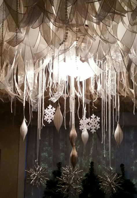 Snowflake Chandelier, Party 2023, Dream Room, Room Inspiration, Christmas Party, Christmas Decor, Frozen, Merry Christmas, Christmas Decorations