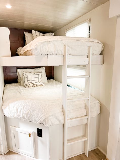 Heartland Wilderness RV Bunks Top Bunk Ideas, Camper Bunk Bed Ideas, Camper Bunk Beds, Rv Bunk Beds, All White Bedroom, Double Bunk Beds, Rv Renovation, Rv Homes, Top Bunk