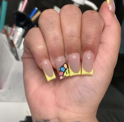 Murakami Flower Nails, Takashi Murakami Flower, Short French Tip, Acrylic Nails Yellow, Pink Tip Nails, Obx Dr, Murakami Flower, Black Ponytail, Yellow Nails Design