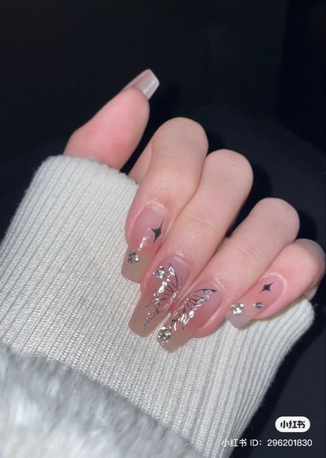 #xhs #xiaohongshu #nails #nailart #aesthetic #pretty #silvernails #rich #lifestyle #douyin #douyinnails #prettygirl Gold Gel Nails, Butterfly Nail Designs, Aesthetic Pretty, Butterfly Nail Art, Korean Nails, Grunge Nails, Minimal Nails, Blush Nails, Y2k Nails