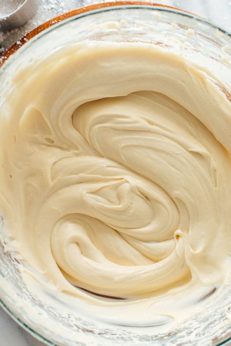 Learn how to make lusciously creamy, sweet and tangy cream cheese frosting at home! It's so easy. #creamcheesefrosting #frosting #baking #cookieandkate Vanilla Cream Cheese, Vanilla Cream Cheese Frosting, Chocolate Cream Cheese Frosting, Stick Light, Make Cream Cheese, Cream Cheese Frosting Recipe, Points Recipes, Chocolate Cream Cheese, Gingerbread Cake