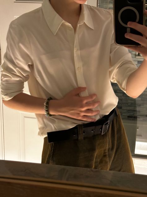 Men Rolled Up Sleeves Aesthetic, Men With Rolled Up Sleeves, Men Light Academia Fashion, White Shirt Rolled Up Sleeves Men, Male Blouse Outfit, Dress Shirt Sleeves Rolled Up Men, Academic Male Outfit, Poet Outfit Men, Man Rolled Up Sleeves