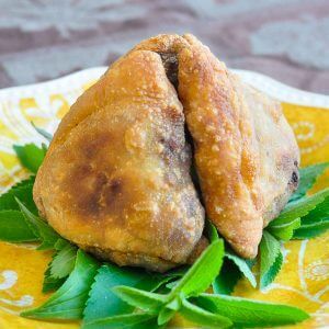 The Best Beef Samosas recipe uses easy homemade crispy pastry & a delicious filling of beef, potatoes & super flavourful Indian spices. The best I've tried! Beef Samosas Recipe, Beef Samosa Recipe, Meat Samosa, Samosas Recipe, Beef Samosa, Easy Samosa Recipes, Beef Potatoes, Samosa Recipe, Rock Recipes