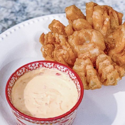 Copycat Texas Roadhouse Blooming Onion - Oola.com Texas Roadhouse Blooming Onion, Blooming Onion Sauce, Blooming Onion Recipes, Copycat Texas Roadhouse, Restaurant Appetizers, Blooming Onion, Visit Texas, Horseradish Sauce, Onion Sauce