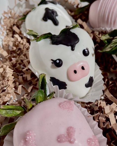 Cow Chocolate Covered Strawberries, Cow Birthday Parties, Chocolate Covered Strawberry Recipe, Chocolate Covered Strawberries Bouquet, Farm Themed Birthday Party, Strawberry Gifts, Chocolate Covered Fruit, Dessert Gifts, Cow Birthday