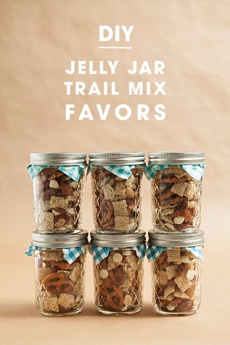 Your wedding guests will enjoy munching on these #DIY trail mix favors after the ceremony. Mason Jar Cocktail Gifts, Mason Jar Cocktails, Best Baby Shower Favors, Diy Jelly, Baby Shower Favours For Guests, Trendy Wedding Favors, Baby Boy Shower Favors, Diy Wedding Gifts, Cocktail Gifts