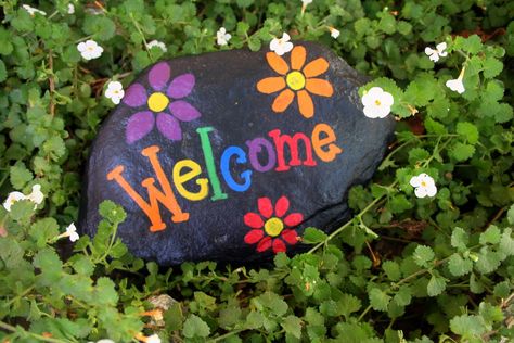 Beverly's Santa Maria: Welcome Signs Rock! Painted Garden Rocks, Deco Nature, Painted Rocks Diy, Paint Rock, Pet Rocks, Rock Painting Designs, Stone Crafts, Rock Painting Art, Pebble Painting