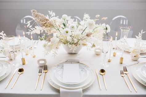 Modern Minimalist Wedding Inspiration That Proves Less Is More Longbob Hair, Simple Modern Wedding, Wedding Tableware, Tafel Decor, Modern Minimalist Wedding, Ethereal Wedding, Table Scapes, Wedding Reception Inspiration, Greece Wedding