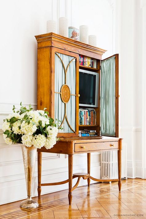 With TVs becoming slimmer and slimmer, there’s no need to try and fit a big, bulky TV cupboard into your cramped living room. In this creative design solution, a secretary desk was repurposed to house a flat screen TV. (Photo: Reid Rolls via My Domaine) Decor Around Tv, New York Townhouse, Hidden Tv, Hemma Diy, Tv Decor, Grey Walls, Tv Cabinets, Small Apartments, My New Room