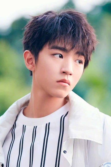 Crinkly Hair, Kpop Hairstyles, Block Haircut, Bangs Undercut, Haircut Ideas For Men, Instagram Asian, Two Block Haircut, Mens Medium Length Hairstyles, Undercut Fade