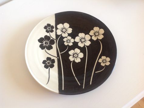 Positive negative flower design Black And White Painted Rocks, Sgraffito Designs Flowers, Pottery Painting Black And White, Sgraffito Flowers Design, Black And White Pot Art, Black And White Pot Painting, Black And White Sgraffito Pottery, Rock Flowers, Mandala Rock Art