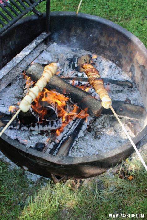 Cinnamon Rolls On A Stick, Campfire Cinnamon Rolls On A Stick, Campfire Cinnamon Rolls, Fire Pit Food, Campfire Breakfast, Blueberry Cobbler Recipes, Pillsbury Cinnamon Rolls, Camping Menu, Hiking Food