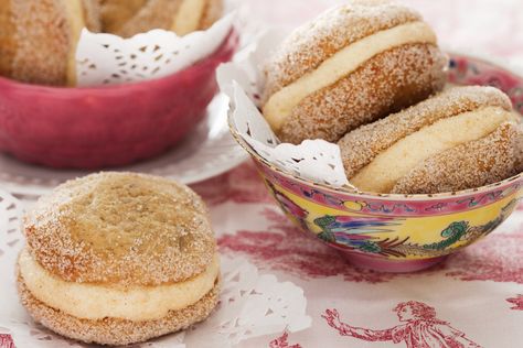 Part biscuit, part cake, whoopies make the perfect ending to any occasion, and banana and cinnamon is a match made in heaven! Banana Whoopie Pies, Forbidden Food, Whoopie Pies Recipe, Banana And Cinnamon, Delish Cakes, Whoopie Pie Recipe, Whoopie Pie, Indulgent Food, Sugar Pie