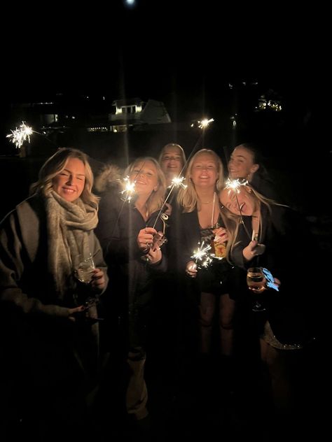 Nye Group Photo, New Year Night Aesthetic, New Years Friends Pictures, Winter Party Outfit Aesthetic, Nye Picture Ideas Friends, Friends New Years Party, New Year’s Eve Pictures, New Years Eve Aesthetic Party, Silvester Aesthetic