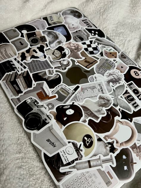 Macbook With Stickers Aesthetic, Laptop With Stickers Aesthetic, Macbook Aesthetic Stickers, Macbook With Stickers, Mac Customization, Macbook Stickers Aesthetic, Macbook Decoration, Macbook Case Aesthetic, Macbook Aesthetic