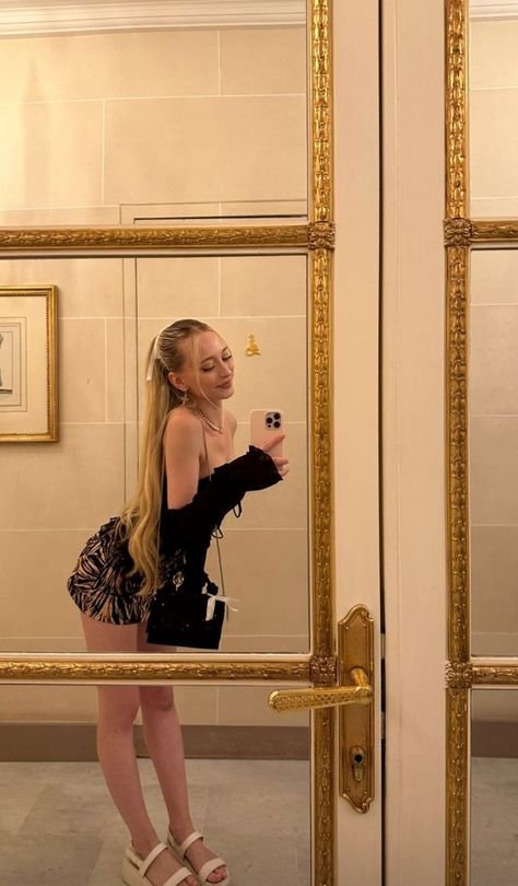 Sophia Diamond, Diamond Instagram, Instagram Storie, Childhood Photos, Pretty People, A Woman, In This Moment, Mirror, Instagram