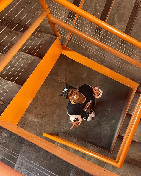 Square Stairs, Stairwell Pictures, Staircase Pictures, Beautiful Photoshoot Ideas, Editorial Art, Photo Recreation, Graduation Photoshoot, Grad Photos, Photoshoot Concept