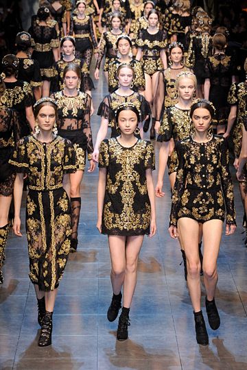 Dolce & Gabbana Fall 2010. I love the black and gold for no logical reason Haute Couture Style, Couture Mode, Hijab Fashion Inspiration, Baroque Fashion, Mode Inspiration, Dolce & Gabbana, London Fashion, Milan Fashion Week, Couture Fashion