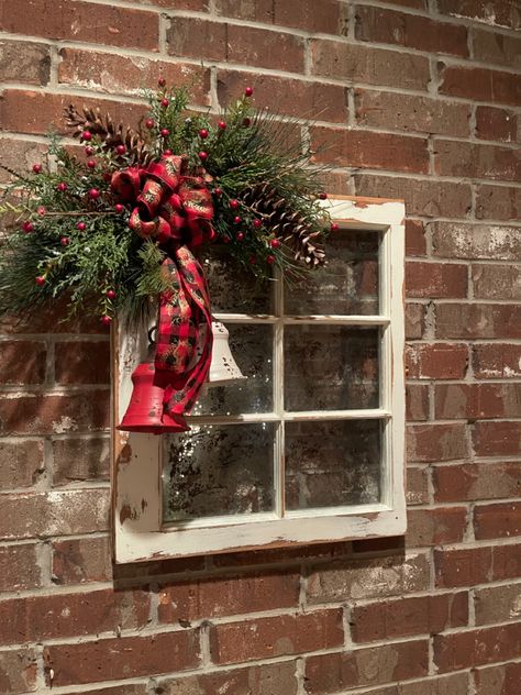 Christmas Old Window Decor, Indoor Ladder Christmas Decor, Old Windows Christmas Ideas, Farmhouse Christmas Window, Old Window Christmas Ideas, Rustic Windows, Christmas Frames Diy, Barn Window, Amazing Craft Ideas