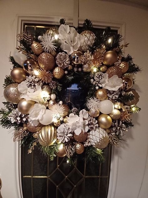 Christmas Reefs For Doors Ideas, Gold And White Wreath, Gold Christmas Decorations Diy, Gold And White Christmas Wreath, White And Gold Christmas Wreath, White And Gold Wreath, Gold Christmas Wreaths, Diy Christmas Decorations Outdoor, Vintage Christmas Tree Ideas