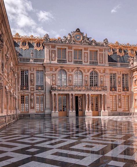 ?Photo prise par French Palace, Chateau Versailles, Famous Castles, France Travel Guide, Cathedral Architecture, Palace Of Versailles, Chateau France, Castle House, Visit France