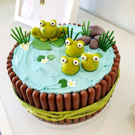 Frog Party Food Ideas, Green Birthday Cakes For Kids, Frog Party Ideas Decoration, Frog Pond Cake, Frog Theme Cake, Easy Frog Cake, Frog Birthday Cake Ideas, Cute Frog Birthday, Frog Cake Birthday