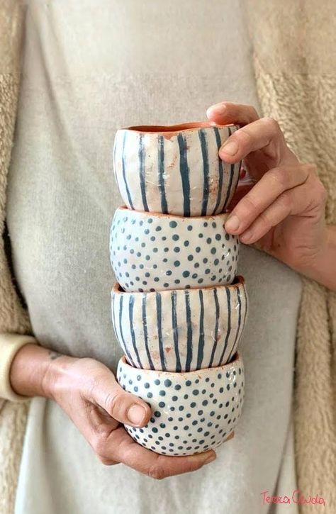 Diy Pottery Painting, Handmade Mugs, Cup Handmade, Handmade Mug, Cup Ceramic, Diy Pottery, Pottery Cups, Clay Art Projects, Red Clay