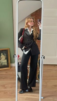 Business Professional Accessories, Women Suits Aesthetic, Corporate Outfits, Elegante Casual, Stil Inspiration, Mode Ootd, Fashion Mistakes, Mode Inspo, Blazer Outfits