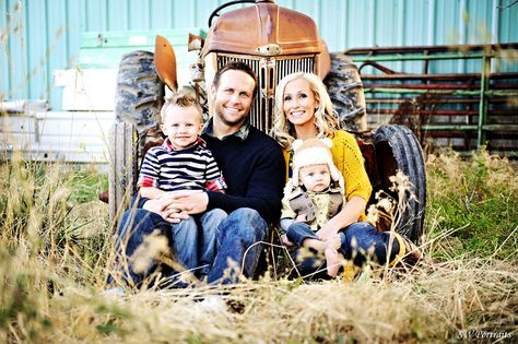 Family Picture:Tractor in background! Family Farm Photos, Farm Family Pictures, Tractor Photos, Support Letter, Tractor Pictures, Farm Pictures, Family Portrait Poses, Old Tractor, Family Picture Poses