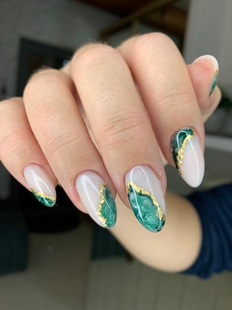 Green Modern Nails, Modern Green Nails, Green Marble Nail Art, Graduation Nails Green, Green Graduation Nails, White And Green Nail Designs, Graduation Nails Design, Malachite Nails, Green And White Nail Designs