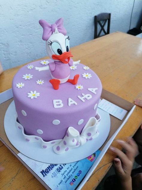 Bluey Duck Cake Ideas, Bluey Duck Cake, Duck Cake Ideas, Duck Birthday Cake, Pata Daisy, Duck Cake, Disney Birthday Cakes, Baby Daisy, Duck Birthday