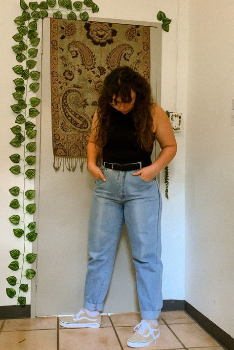 Jean Outfits Midsize, Midsize Mom Jeans Outfit, Midsize Poses, Cute Outfits Midsize, Crop Tshirt Outfit, Cute Midsize Outfits, Mid Sized Fashion, Casual Summer Outfits Midsize, Midsize Aesthetic