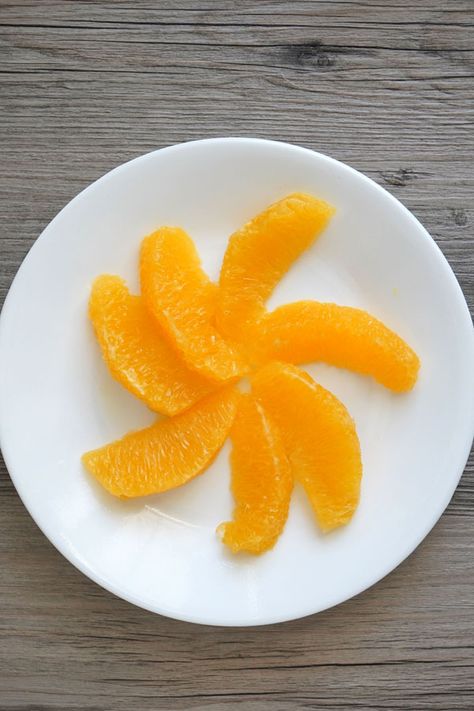 You can cut oranges into wedges, slices, or supremes. Learn the right way to cut an orange for a beautiful presentation every time. Wedding Meal Plan, Orange Flavoured Cake, Orange Peal, Candied Lemon Slices, Types Of Oranges, Airplane Food, Plating Ideas, Quick Healthy Snacks, Cut Orange